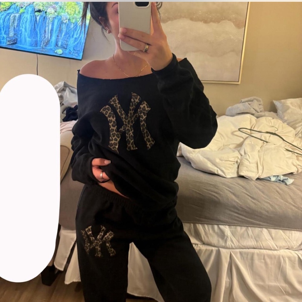 Black Set With Leopard Print Yankee Logo Sweatshirt and Pants Set